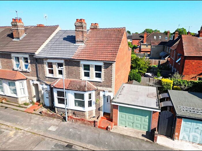 3 Bedroom End Of Terrace House For Sale In Lennox Road, Reading, RG6
