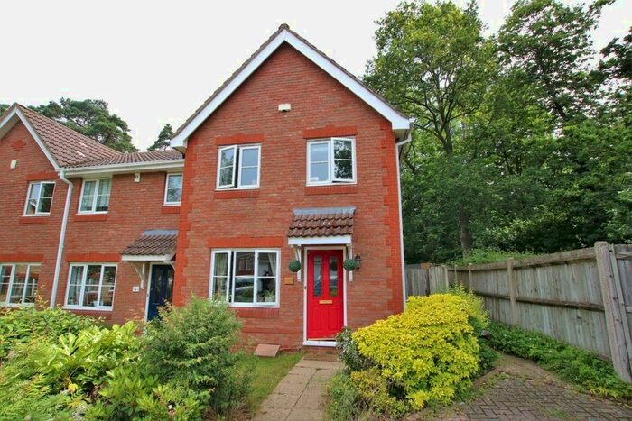 3 Bedroom End Of Terrace House To Rent In Montague Close, Wokingham, RG40