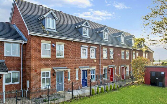 3 Bedroom Town House To Rent In Stratford Road, Wolverton, Milton Keynes, MK12