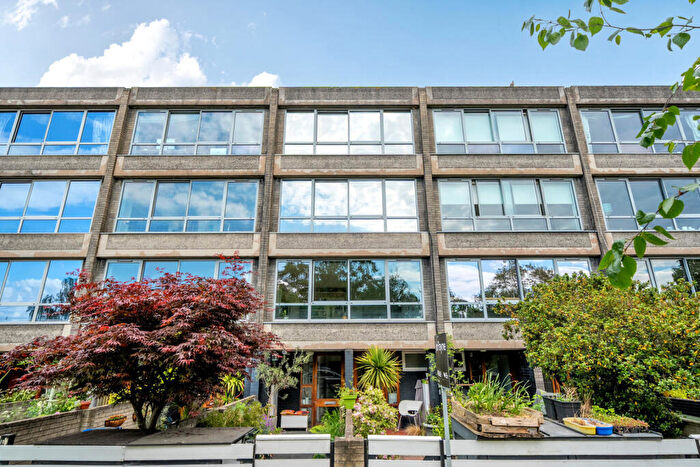 3 Bedroom Maisonette For Sale In Vanbrugh Park, London, SE3