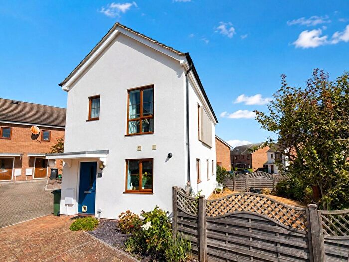 2 Bedroom Detached House For Sale In Highpath Way, Basingstoke, Hampshire, RG24