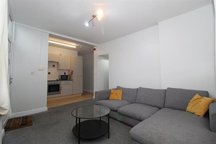 3 Bedroom Apartment To Rent In Broadgate Lane, Leeds, LS18