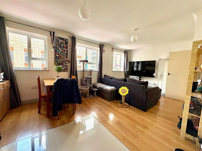 2 Bedroom Flat To Rent In King Street, Hammersmith, W6