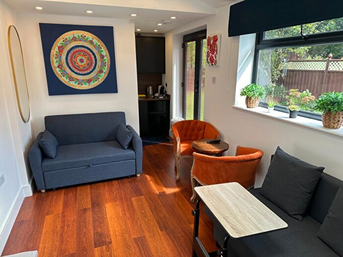 Studio To Rent In Hendale Avenue, Hendon, London, NW4