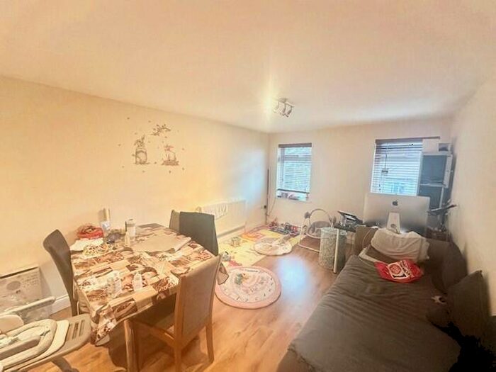 2 Bedroom Flat To Rent In Aishah Lodge, Romford, RM1