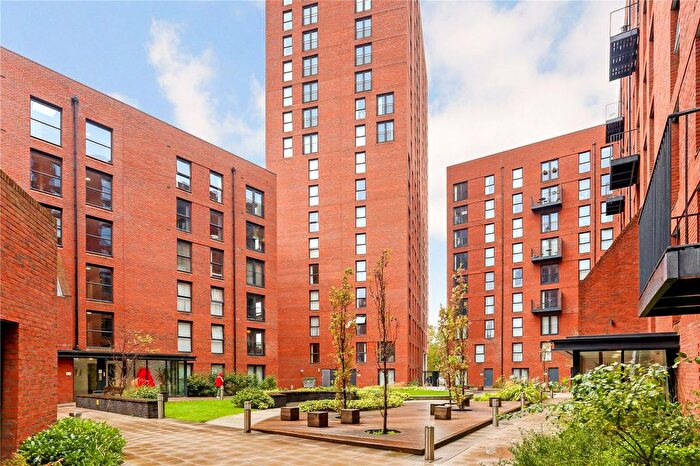 2 Bedroom Flat To Rent In Sillavan Way, Salford, Greater Manchester, M3