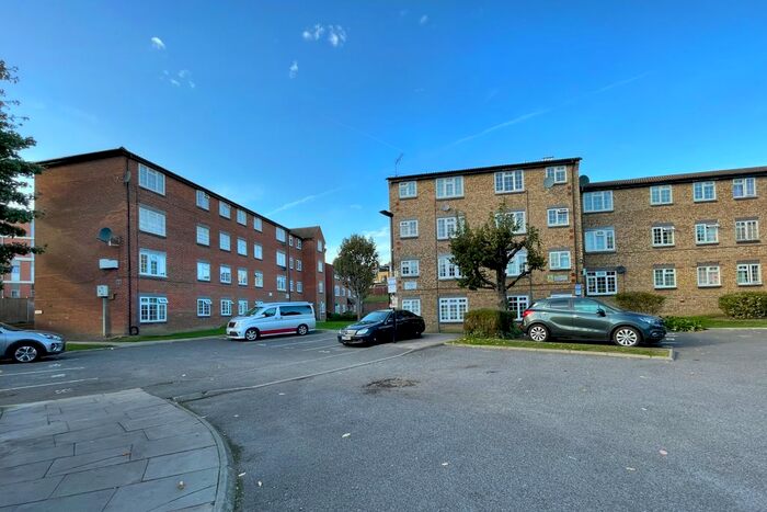 2 Bedroom Flat To Rent In Cromwell Close, London, W3