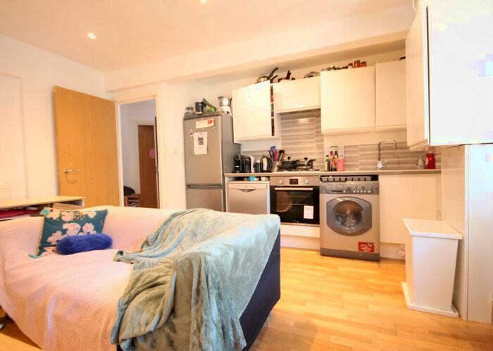 3 Bedroom Flat To Rent In Stock Orchard Crescent, Islington, N7