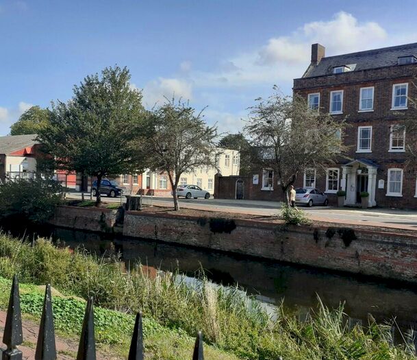 1 Bedroom Flat To Rent In Double Street, Spalding, Lincolnshire, PE11