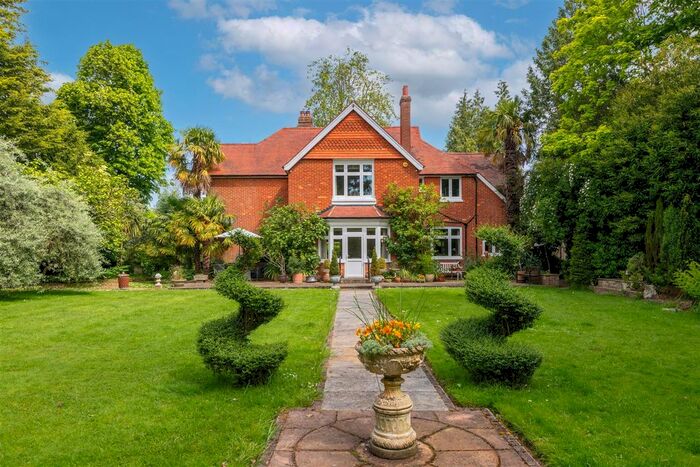 5 Bedroom Detached House To Rent In Russells Crescent, Horley, RH6