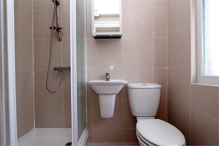 2 Bedroom Apartment To Rent In Whittington Road, Bowes Park, N22