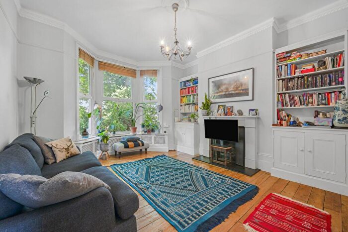 3 Bedroom Flat For Sale In Hartham Road, Holloway, N7