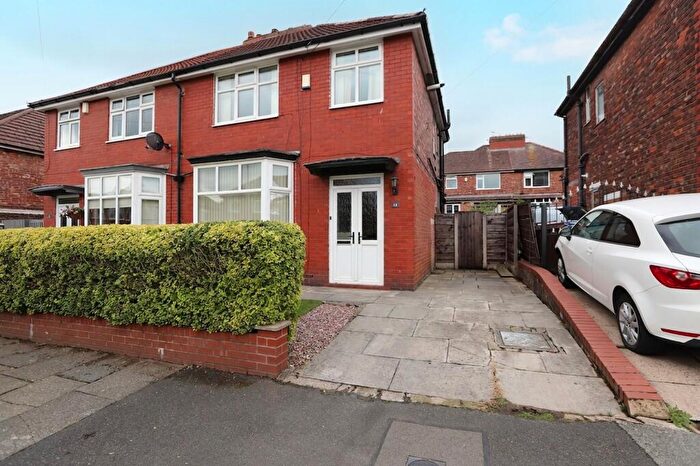 3 Bedroom Semi-Detached House For Sale In Oldfield Road, Prestwich, M25