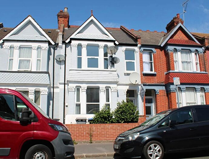 4 Bedroom Flat For Sale In Ashford Road, London, NW2