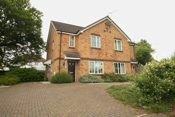 1 Bedroom Flat To Rent In Sempill Road, Hemel Hempstead, Hertfordshire, HP3