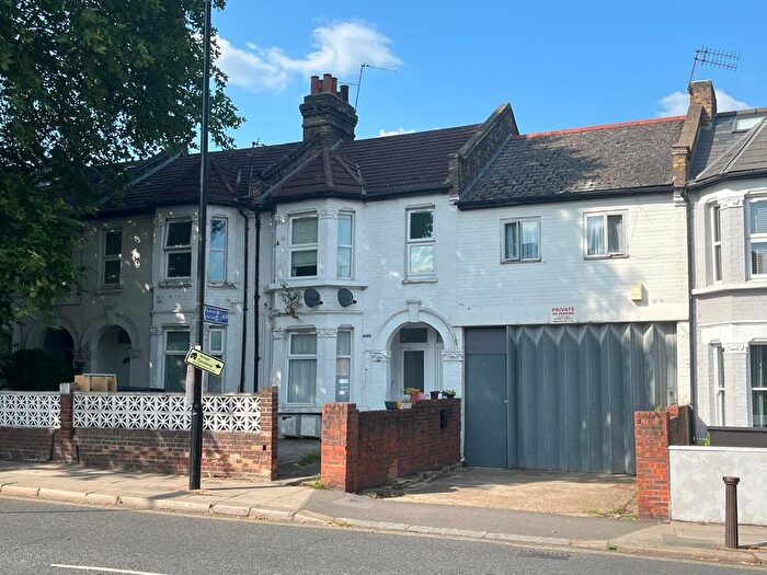 2 Bedroom Maisonette For Sale In Acton Lane, London, W3