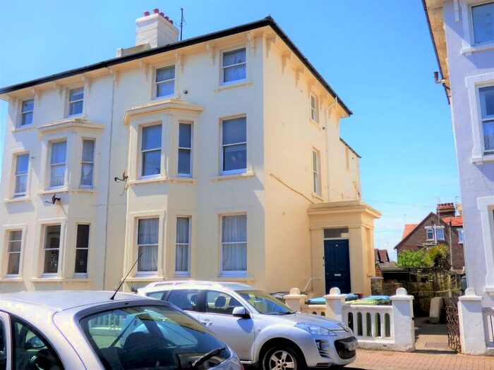 2 Bedroom Flat To Rent In Norfolk Road, Littlehampton, BN17