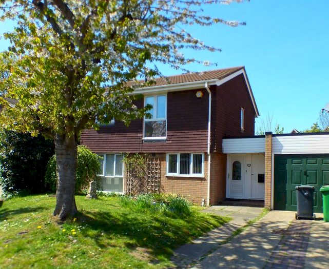 4 Bedroom Link Detached House To Rent In Gilmore Close, Slough, SL3