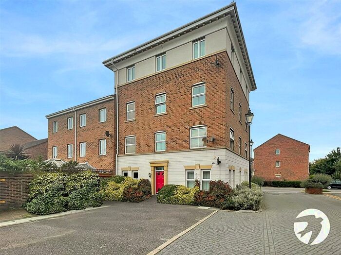 2 Bedroom Flat To Rent In Amethyst Drive, Sittingbourne, Kent, ME10