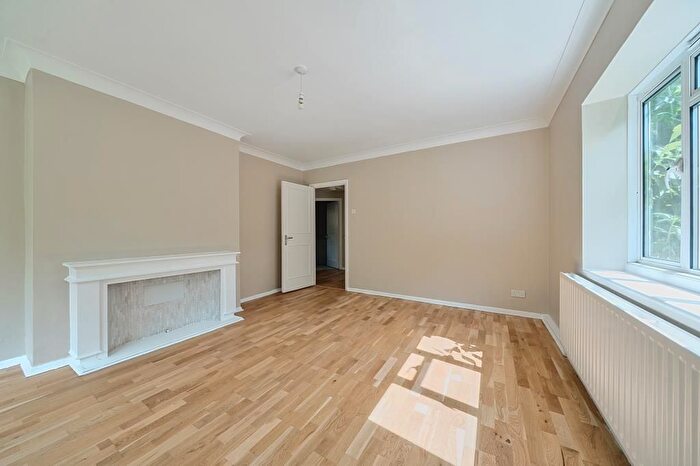 2 Bedroom Flat For Sale In Richmond, Surrey, TW10