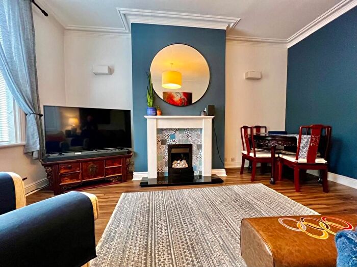 4 Bedroom Detached House To Rent In Meadow Way, Addlestone, KT15