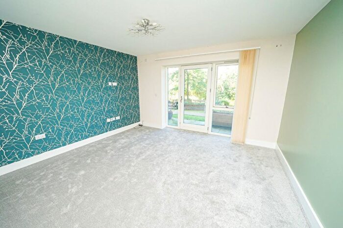 2 Bedroom Flat For Sale In Greenfields, Theedway, Leighton Buzzard, LU7