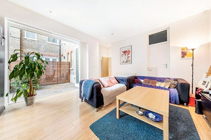 4 Bedroom Flat To Rent In Rushcroft Road, SW2
