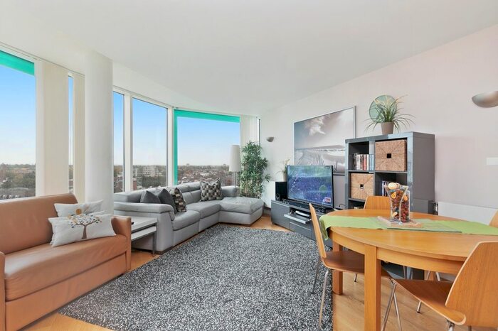 3 Bedroom Flat To Rent In Station Approach, Hayes, UB3