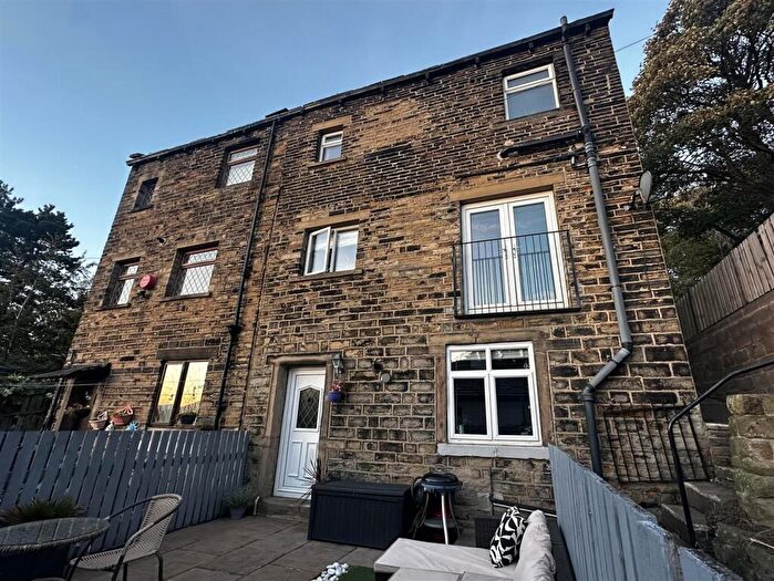 2 Bedroom Character Property For Sale In Almondbury Bank, Huddersfield, HD5