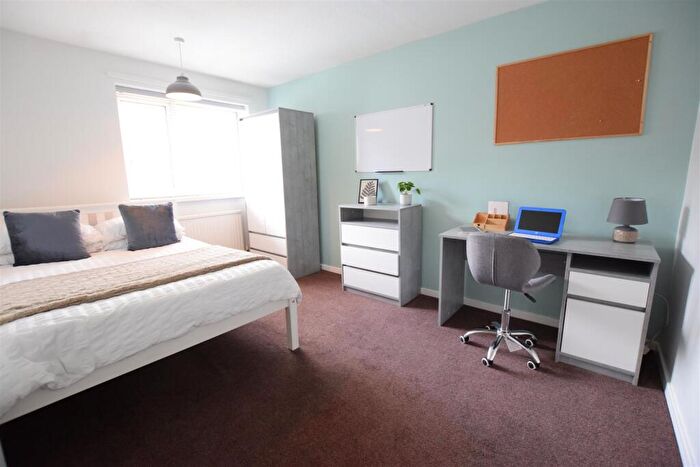 4 Bedroom Terraced House To Rent In Charlesworth Street - Student House - /, LN1