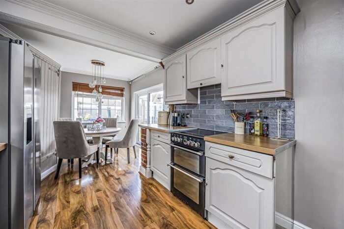 3 Bedroom Semi-Detached Bungalow For Sale In Frobisher Grove, Fareham, PO16 - Photo 2