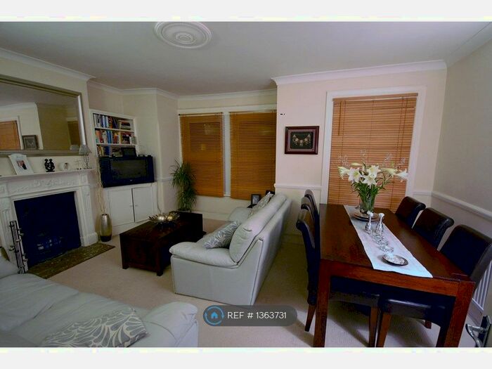 2 Bedroom Maisonette To Rent In Boundary Road, London, SW19