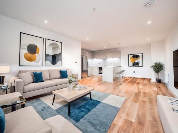 3 Bedroom Apartment To Rent In Flat :: The Quarters, M1