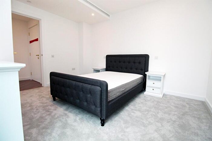 2 Bedroom Apartment To Rent In Gauging Square, London Dock, E1W