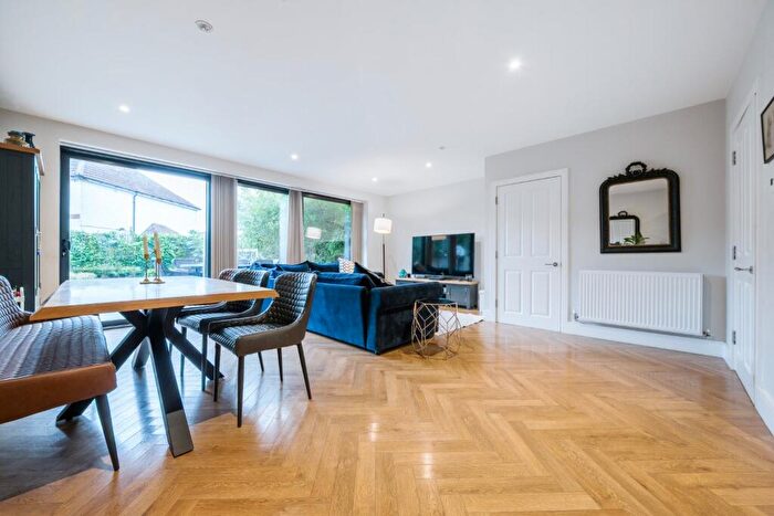 4 Bedroom Semi Detached House For Sale In Victoria Road, Barnet, EN4