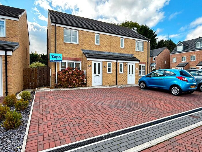 3 Bedroom Semi Detached House For Sale In Friarwood Avenue, Pontefract, WF8