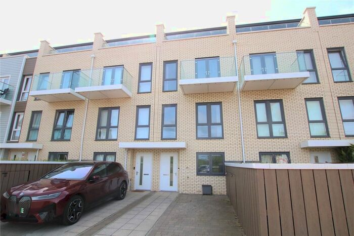 4 Bedroom Town House To Rent In Champlain Street, Reading, Berkshire, RG2