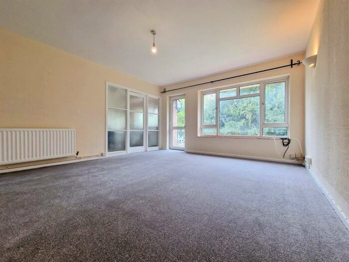 2 Bedroom Flat To Rent In Lynton Court Cedar Road Sutton Surrey, SM2