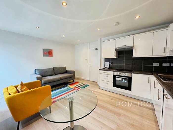 4 Bedroom Flat To Rent In Mursell Estate, London, SW8