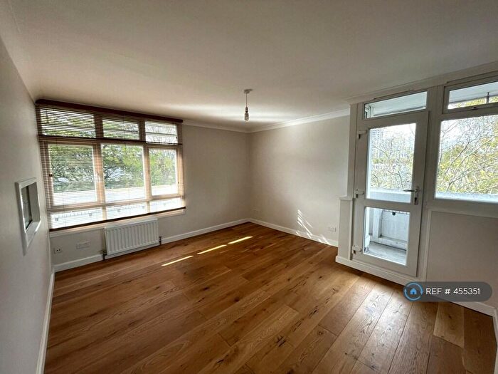 2 Bedroom Flat To Rent In Shaw Court, London, SW11