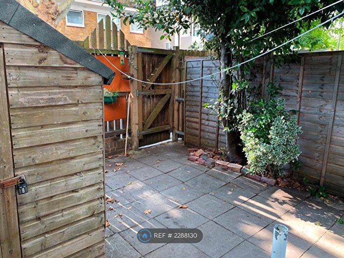 3 Bedroom Maisonette To Rent In Howcroft House, London, E3