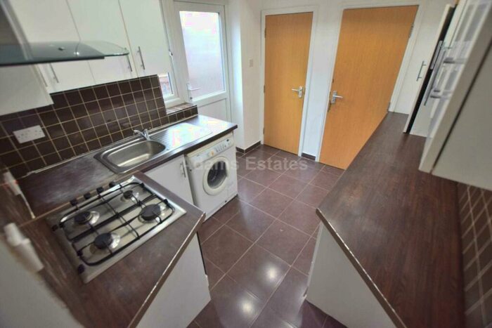 4 Bedroom Terraced House To Rent In Radstock Road, East Reading, RG1