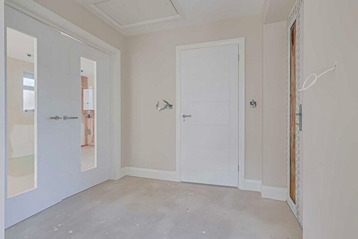 2 Bedroom Bungalow For Sale In Leamington Road, Hockley, SS5