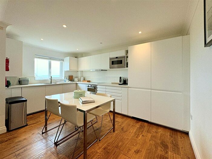 2 Bedroom Flat For Sale In Pentire Avenue, Newquay, TR7