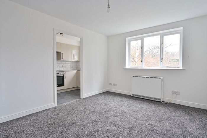 1 Bedroom Flat To Rent In Woodfield Road, Thames Ditton, KT7