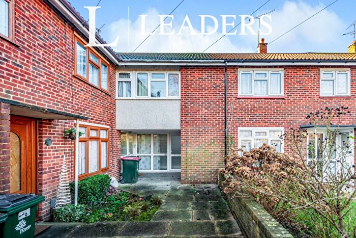 1 Bedroom Maisonette For Sale In Dickens Road, Crawley, West Sussex, RH10