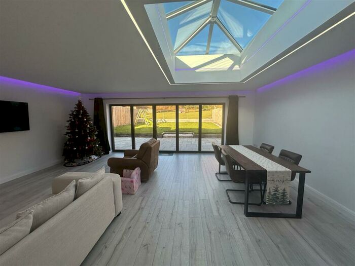 4 Bedroom Chalet To Rent In The Vineries, Wimborne, BH21