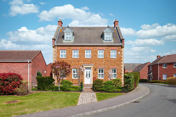5 Bedroom Detached House For Sale In Oakwood Close, Desborough, NN14