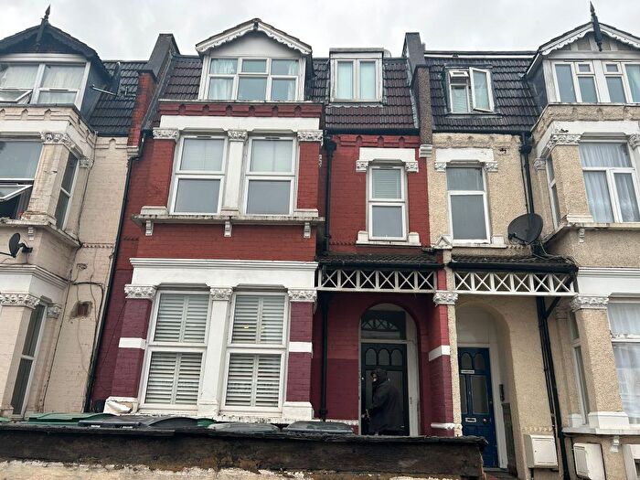 2 Bedroom Flat To Rent In First Floor Flat, Green Lanes, London, N8