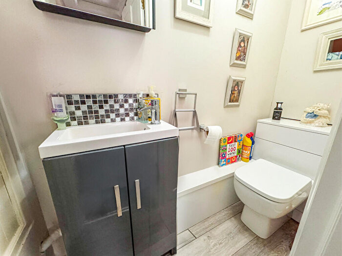 3 Bedroom Semi-Detached House For Sale In Caernarvon Close, Hockley, SS5